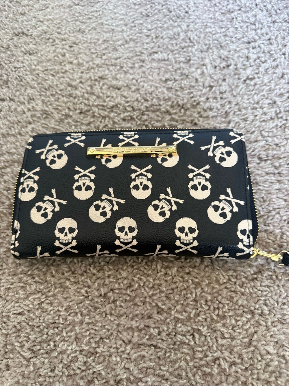 Betsy Johnson Black Skull Print Zip-Around Wallet